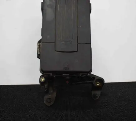Volkswagen PASSAT B6 Battery box tray 1K0915333C