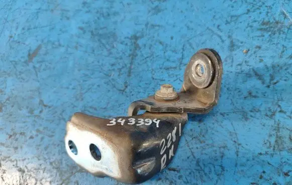 Ford Mustang VI Front door lower hinge FR3Z6322810B