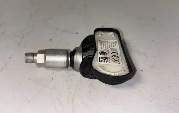 Mercedes-Benz A W176 Tire pressure sensor A0009050030