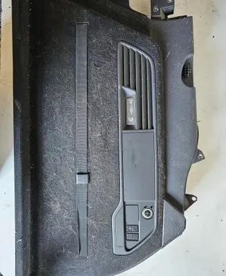 Volkswagen Touareg II Trunk/boot lower side trim panel 7P6863819