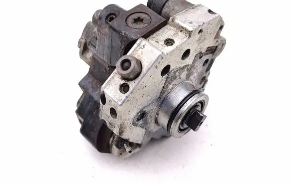 Volvo XC90 Fuel injection high pressure pump 8689590 0445010043