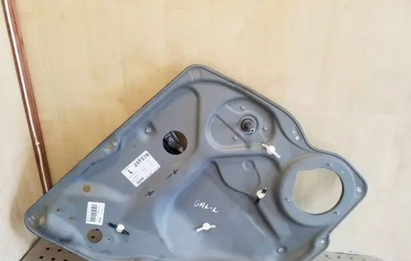 Rear door manual window regulator