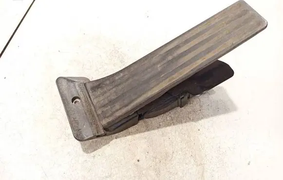 Accelerator throttle pedal