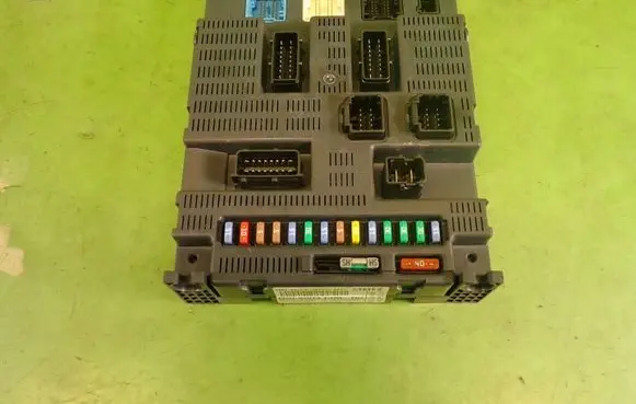 Citroen C4 I Fuse module 9663798580