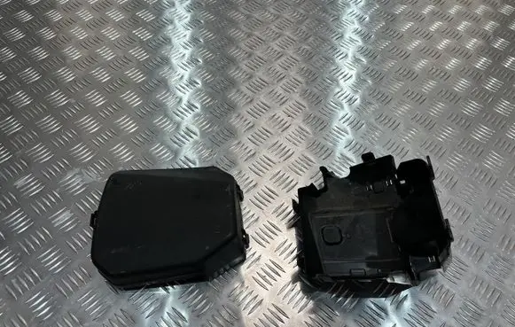 Mazda 3 Fuse box cover PU12669