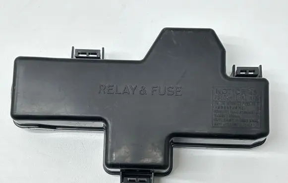 Toyota RAV 4 (XA50) Fuse box cover 8266242720