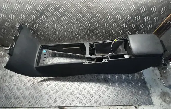 Volvo C30 Rear seat armrest P5V6K2610 26012009 TME0918