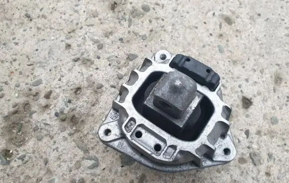 BMW 5 F10 F11 Engine mount bracket 6777373 68623513 G2036040