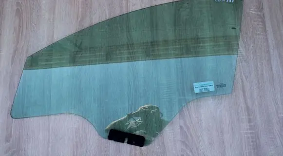 Lancia Delta Sliding door window/glass 
