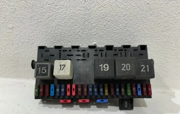 Volkswagen Golf I Fuse module 171941813D