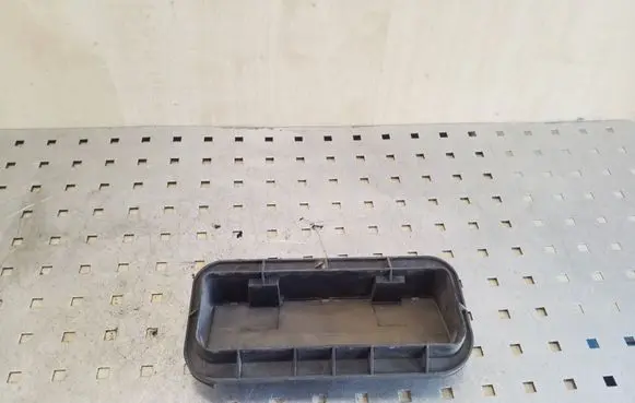 Quarter panel pressure vent