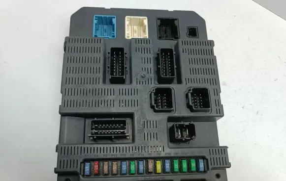 Peugeot 207 Fuse module 9663798280