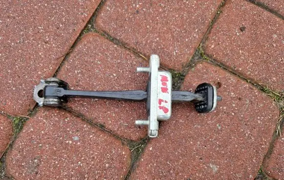 Opel Mokka Front door check strap stopper 31TYS