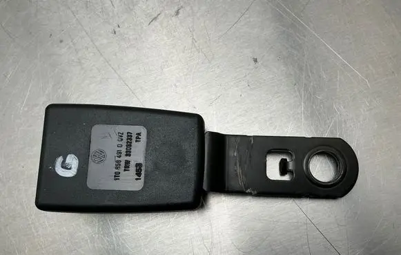 Volkswagen Touran I Rear seatbelt buckle 1T0858491D 1453 33032337
