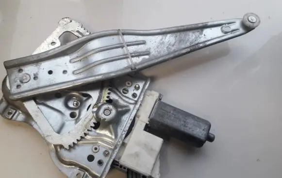 Toyota Avensis T250 Sliding door window regulator with motor 0130822032 992046-100