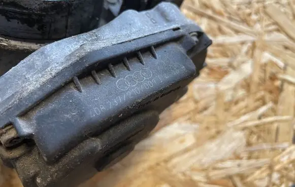 Audi A4 S4 B5 8D Throttle valve 058133063