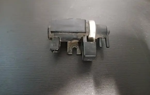 BMW 5 E39 Turbo solenoid valve 72279600 02T131 2247906