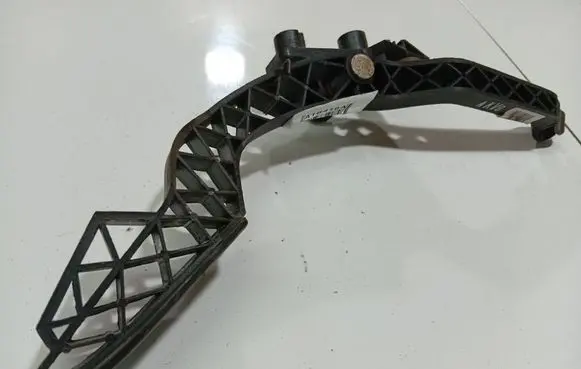 Accelerator throttle pedal