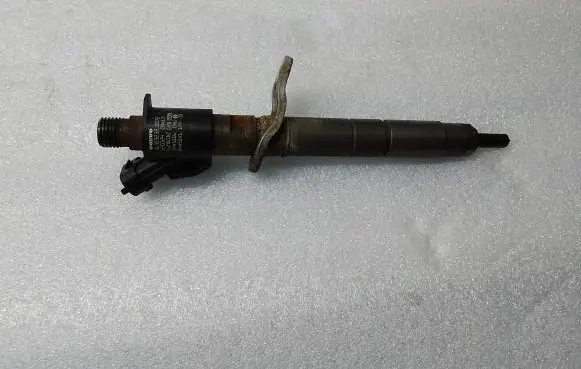 Volvo S60 Fuel injector 31303238
