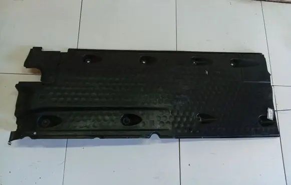 Volkswagen PASSAT B6 Engine splash shield/under tray 3C0825211