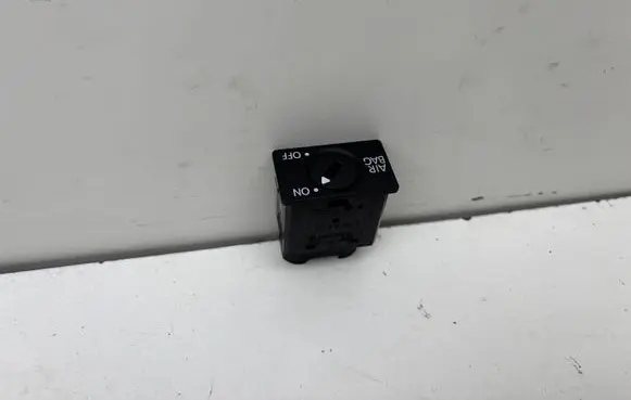 Passenger airbag on/off switch