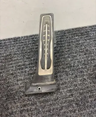 Accelerator throttle pedal