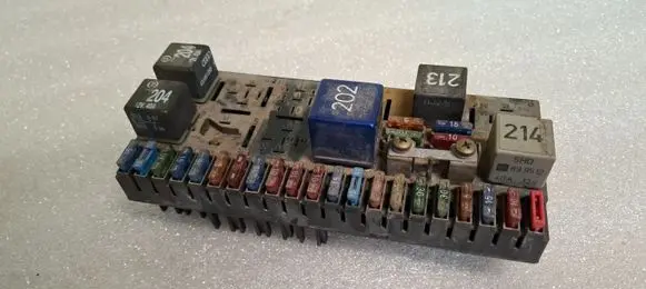 Audi 80 90 S2 B4 Fuse module 443941822A