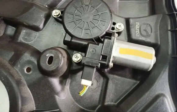 Mazda 3 II Front door window regulator motor