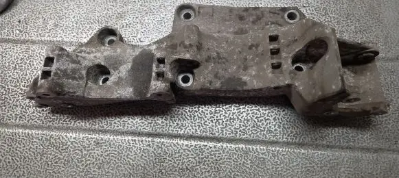 Volkswagen Golf IV Engine mounting bracket