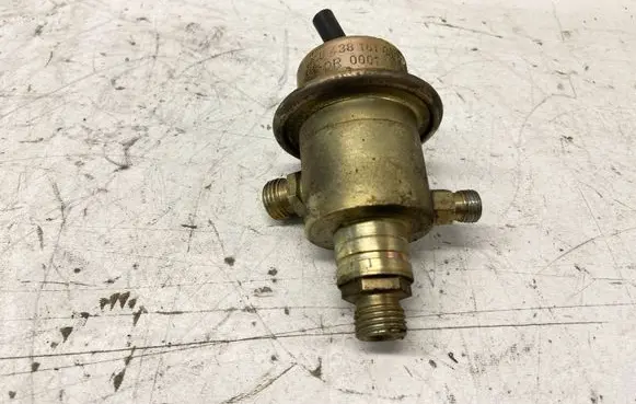 Mercedes-Benz E W124 Fuel pressure regulator A0000780392 0000780392 BOSCH