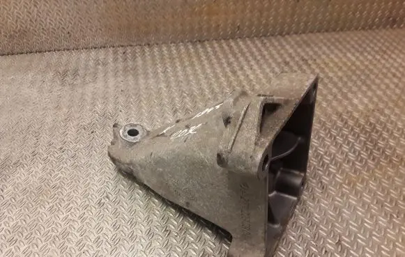 Mercedes-Benz C W203 Engine mounting bracket 2712230904 A2712230904