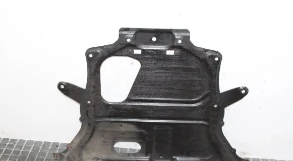 BMW 4 F32 F33 Engine splash shield/under tray 6860952