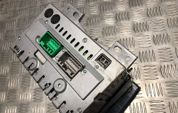 Volvo V70 Radio/CD/DVD/GPS head unit 94520571 14996 Y1279046A