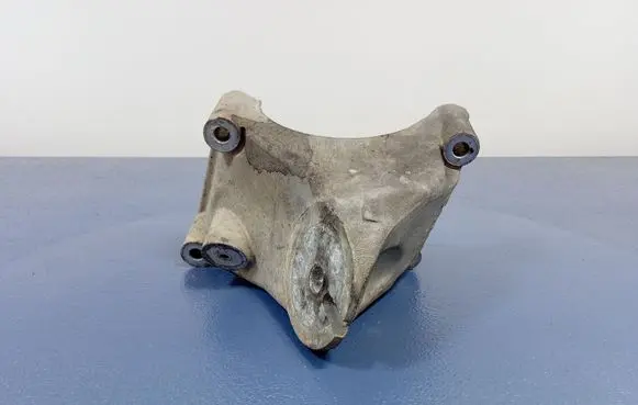 Engine mount vacuum valve