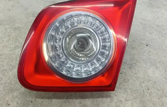 Volkswagen Jetta V Tailgate rear/tail lights 1K5945094
