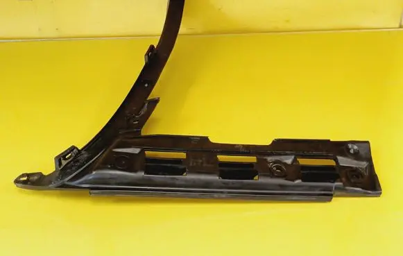 Rear bumper mounting bracket