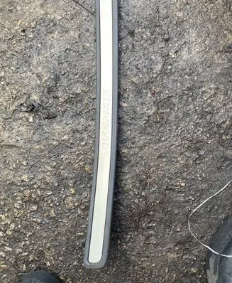 Toyota Avensis T270 Side skirt front trim 