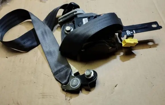 Honda FR-V Front seatbelt 0433173