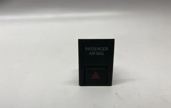 Volkswagen Jetta VII Hazard light switch 17A919225C