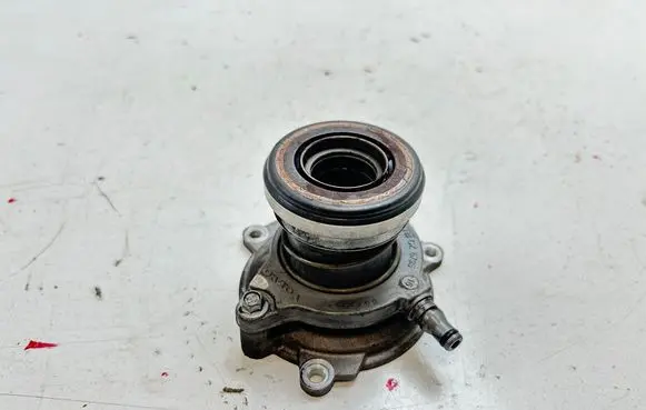 Jaguar XE Clutch slave cylinder 8675052