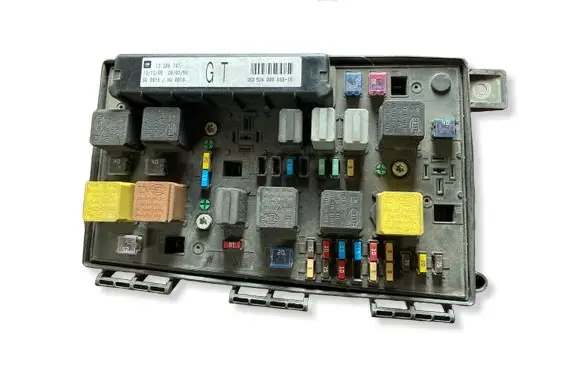 Opel Zafira B Fuse module 13206747