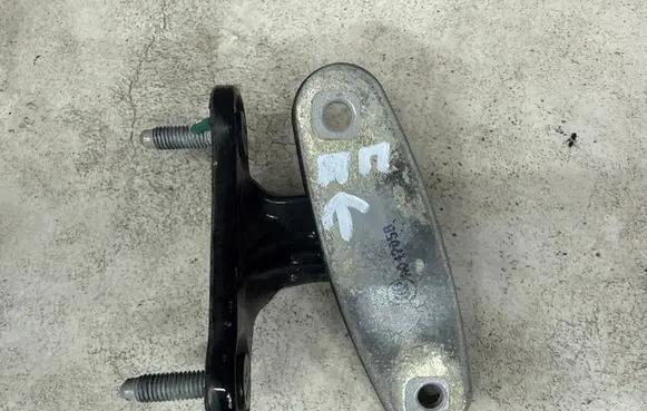 Mercedes-Benz C W204 Front door upper hinge