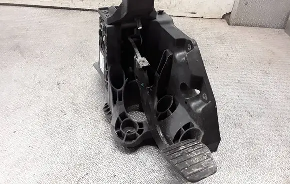 Renault Trafic III (X82) Brake pedal 465016415R 93459474