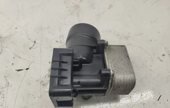 Skoda Octavia Mk2 (1Z) Oil filter mounting bracket 03L117021C