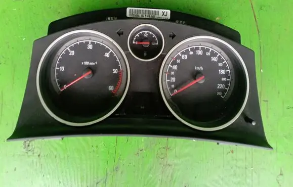 Opel Zafira B Speedometer (instrument cluster) 13225988