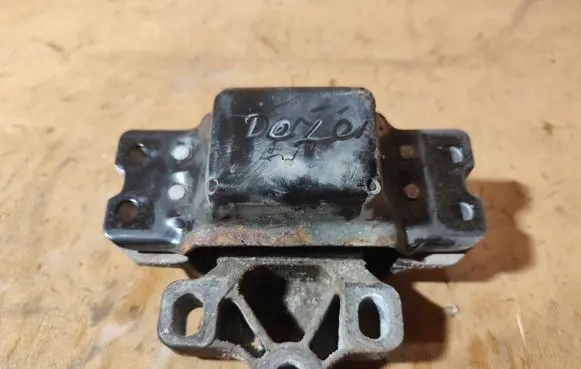 Volkswagen Touran I Gearbox mount