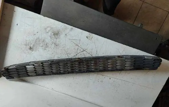 Nissan Leaf I (ZE0) Front bumper lower grill