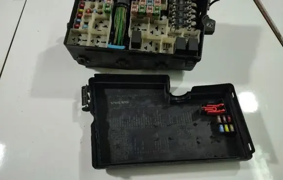Volvo V50 Fuse box set 8686040