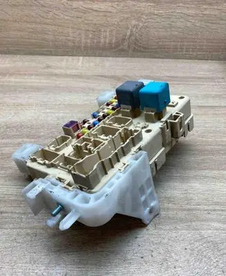 Toyota Corolla Verso AR10 Fuse module 892210F010