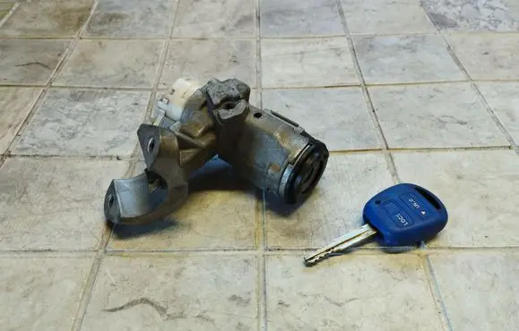 Toyota Corolla Verso E121 Ignition lock 8978313010